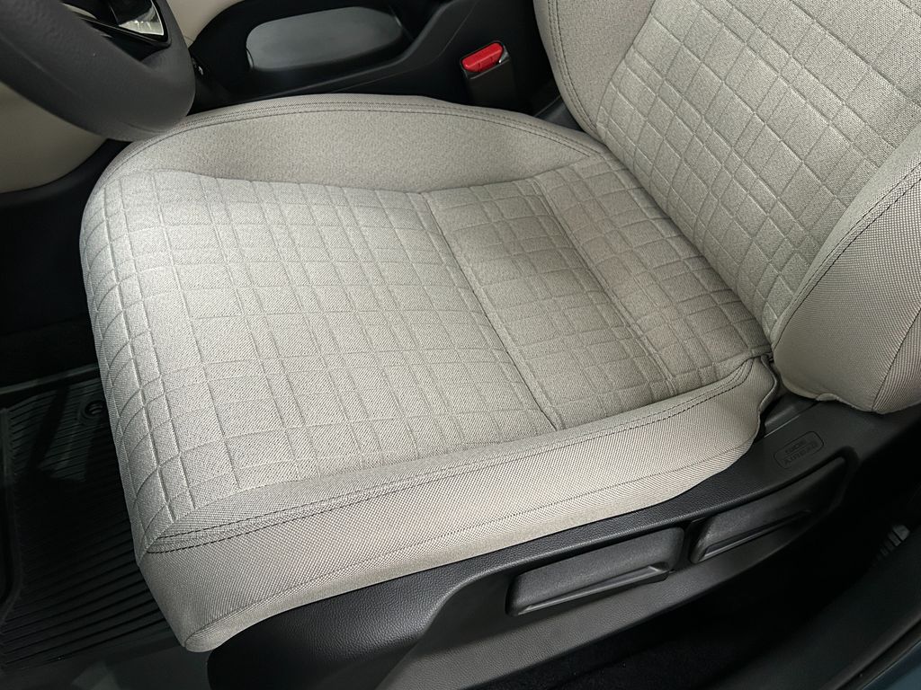2026 Honda HR-V LX photo 13