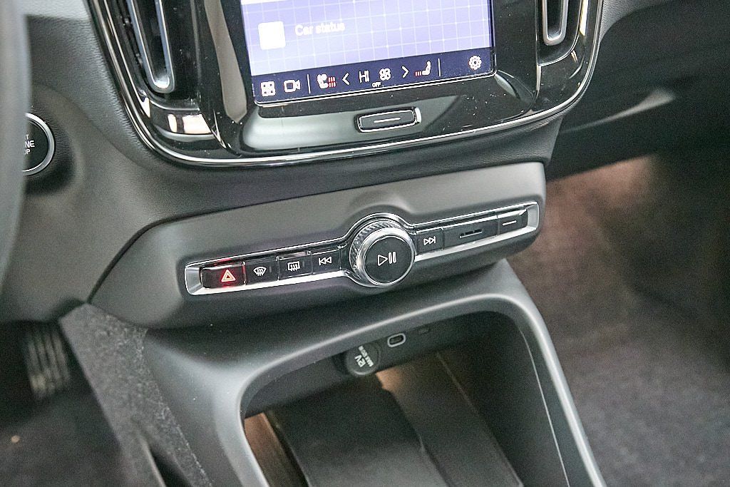 2023 VOLVO XC40 - Image 16