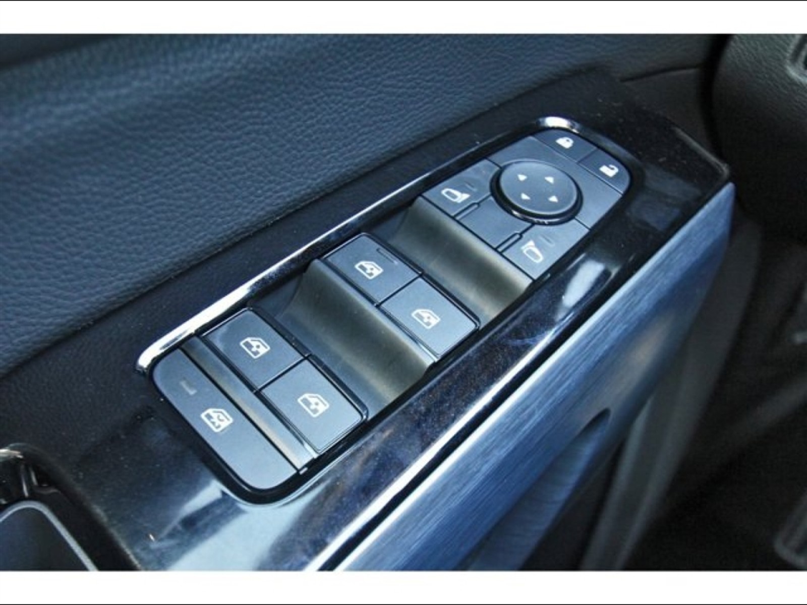 2025 Nissan Pathfinder SL - 11