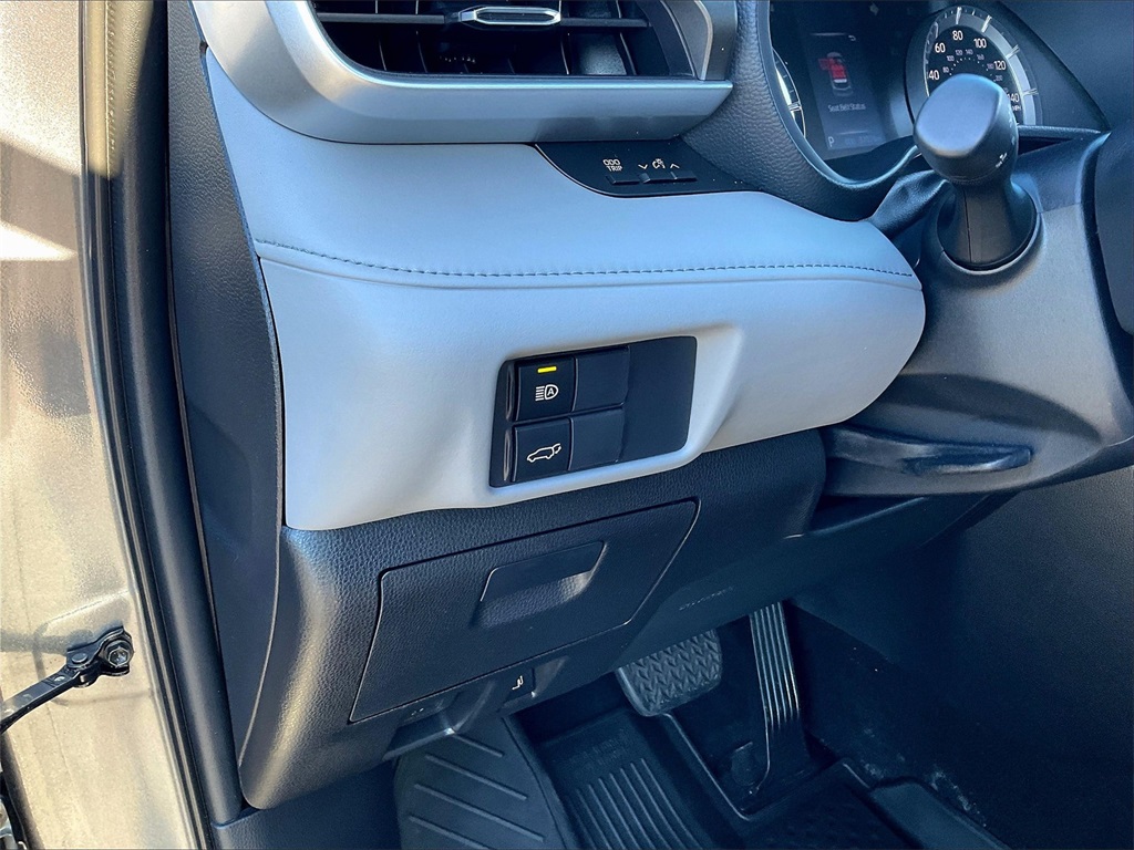 2020 Toyota Highlander Hybrid LE photo 26