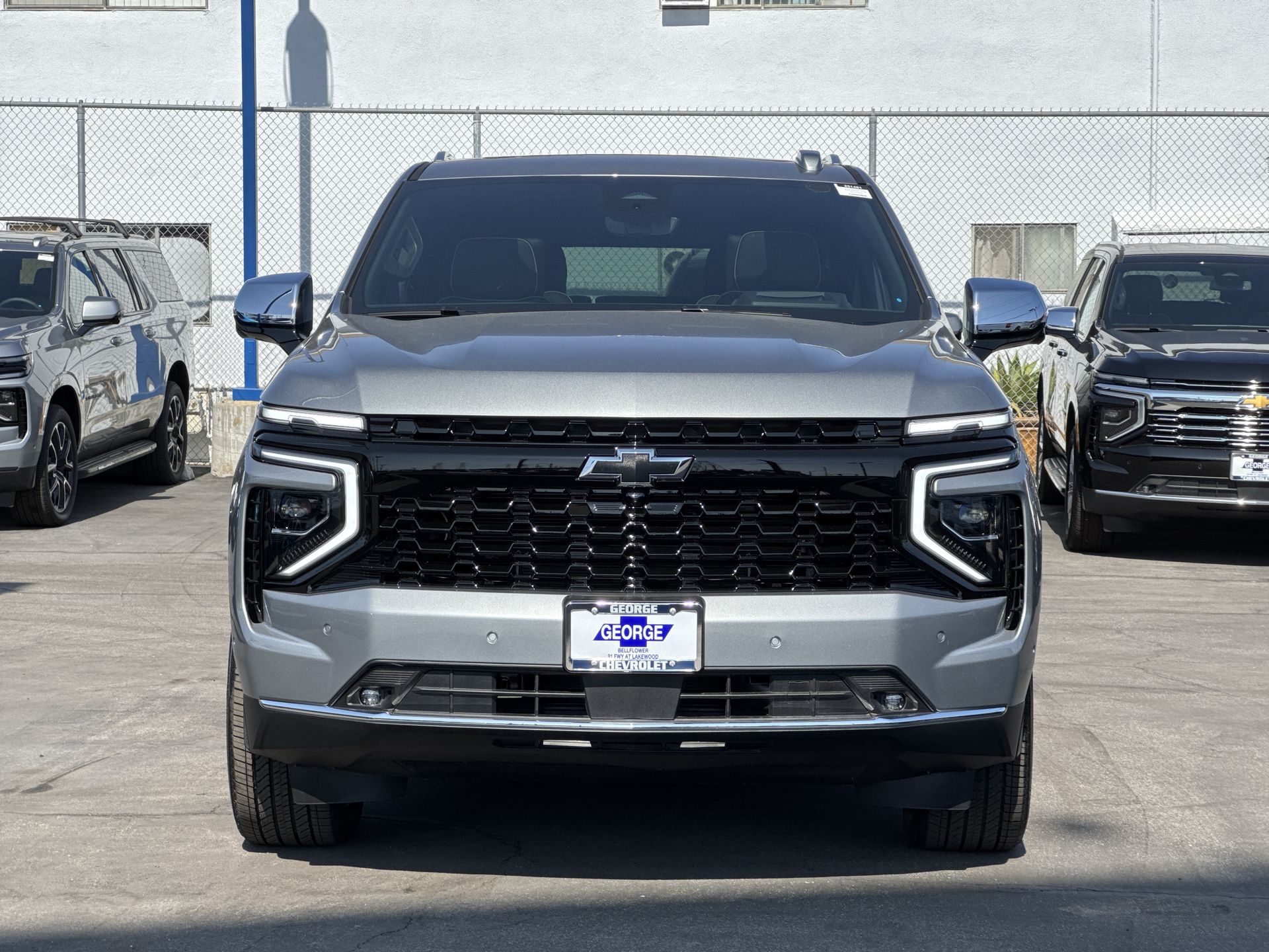 2025 Chevrolet Suburban Premier photo 2