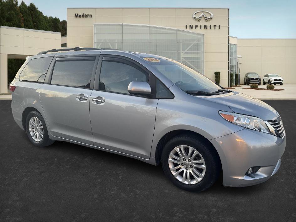 2016 Toyota Sienna XLE's photo