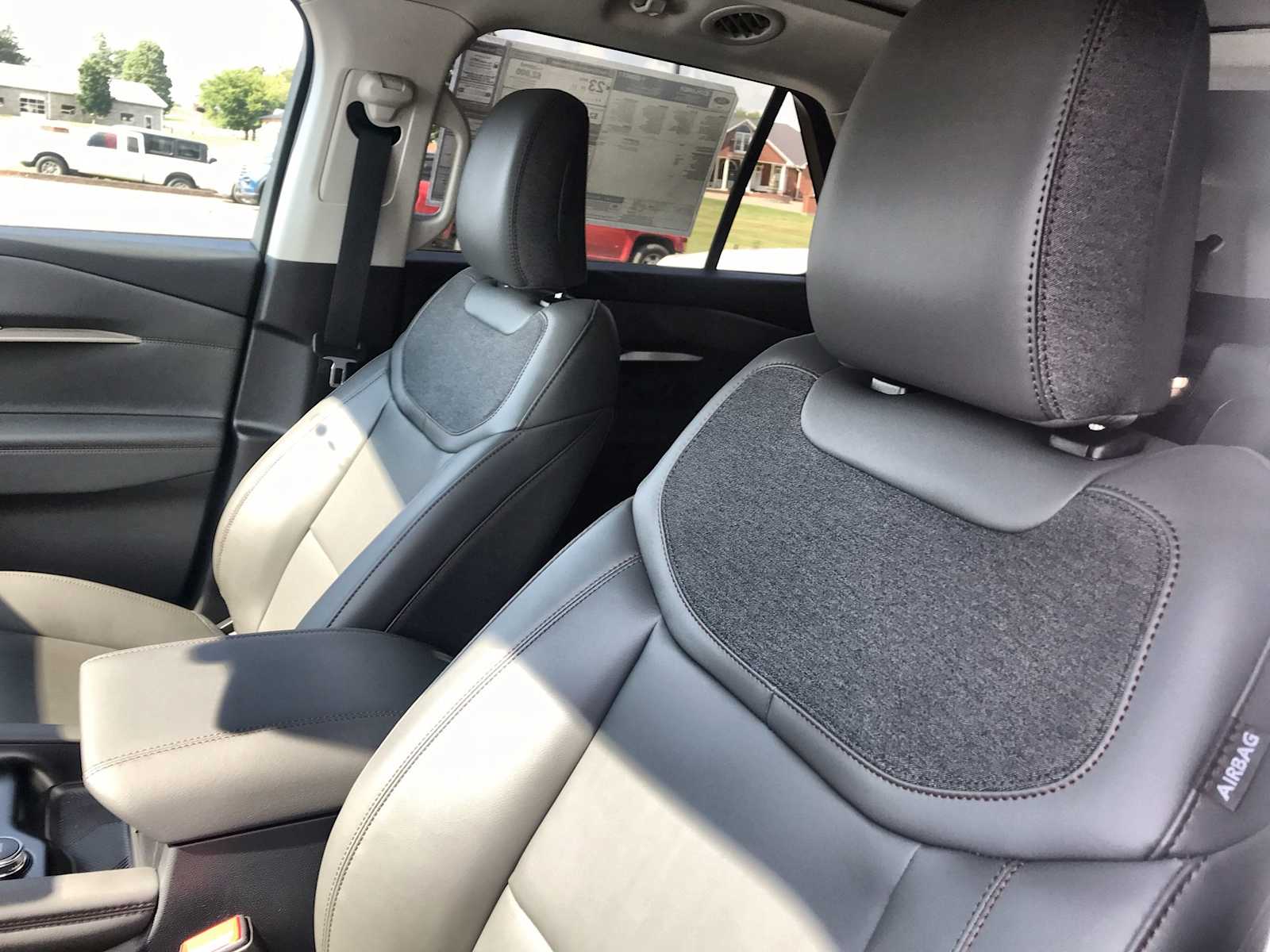 2025 Ford Explorer photo 10