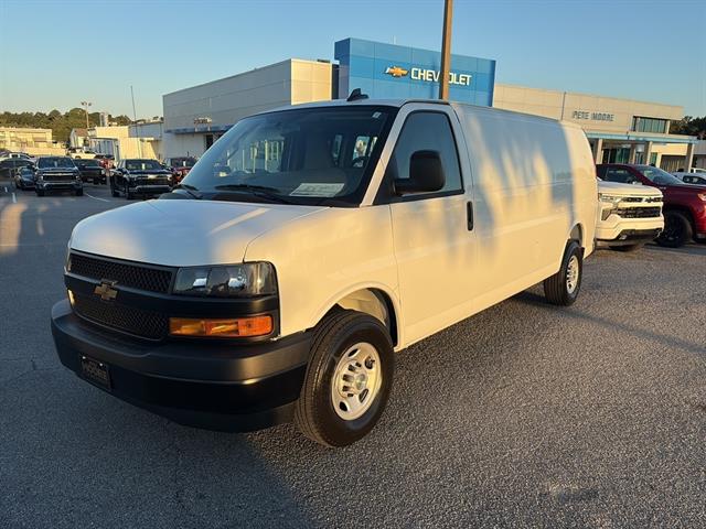 2025 Chevrolet Express Cargo 3500 photo 3