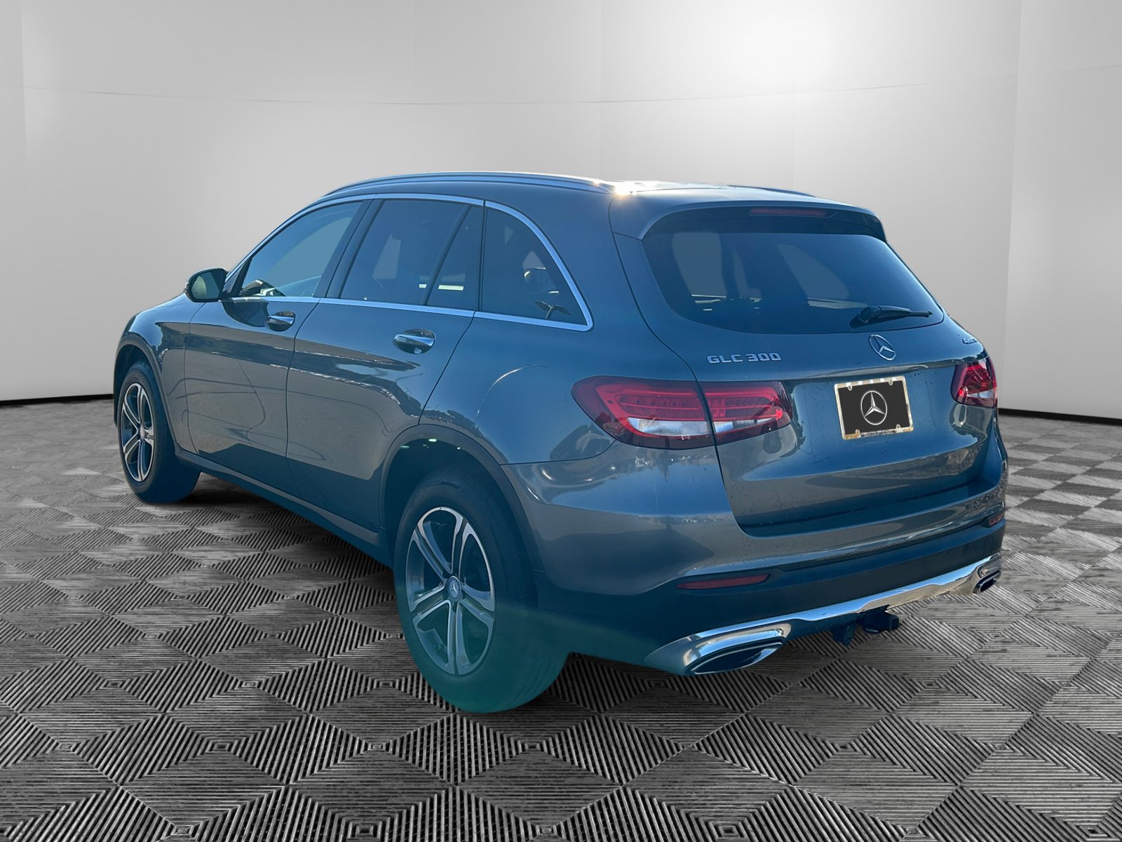 2017 Mercedes Benz GLC 300 4MATIC photo 3