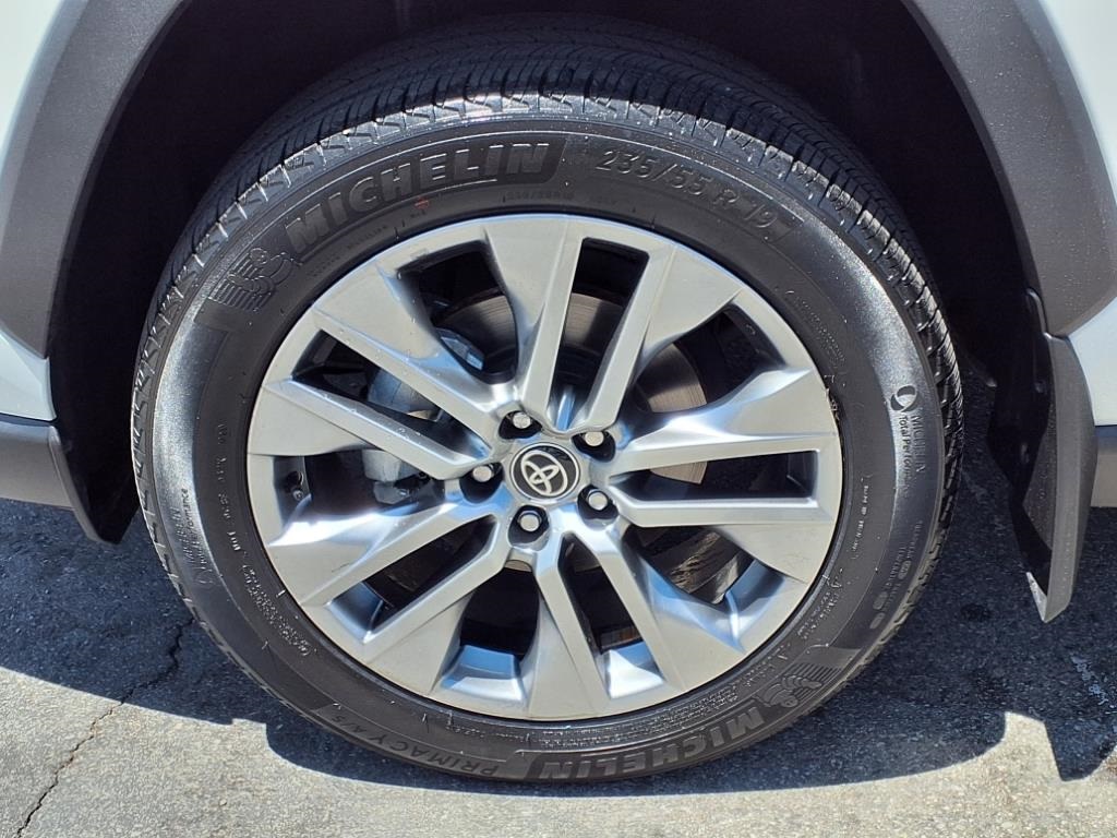 2022 Toyota RAV4 XLE Premium photo 8
