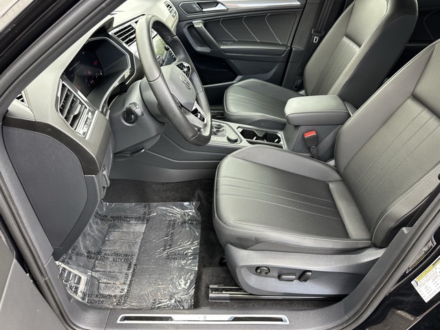 2024 Volkswagen Tiguan SE R-Line Black photo 4