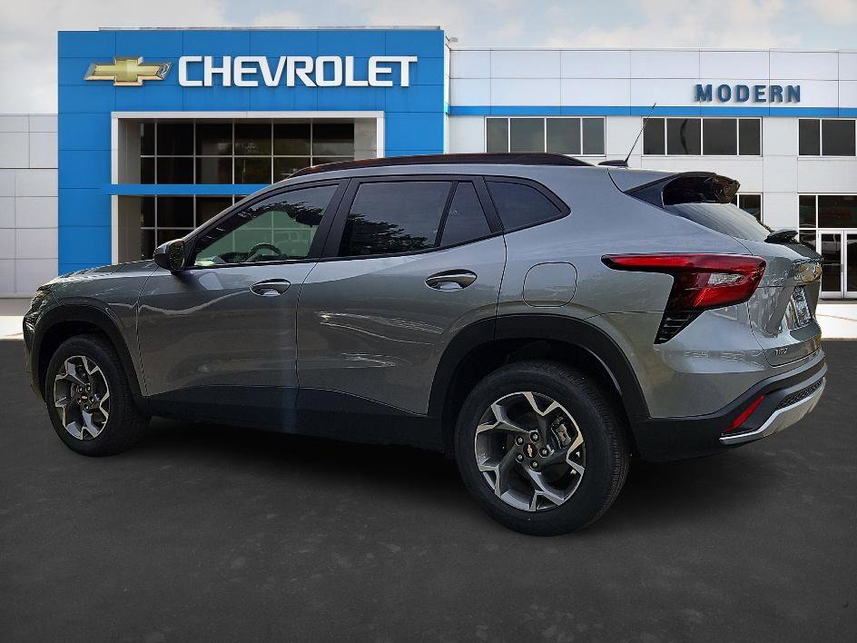 2025 Chevrolet Trax LT photo 2
