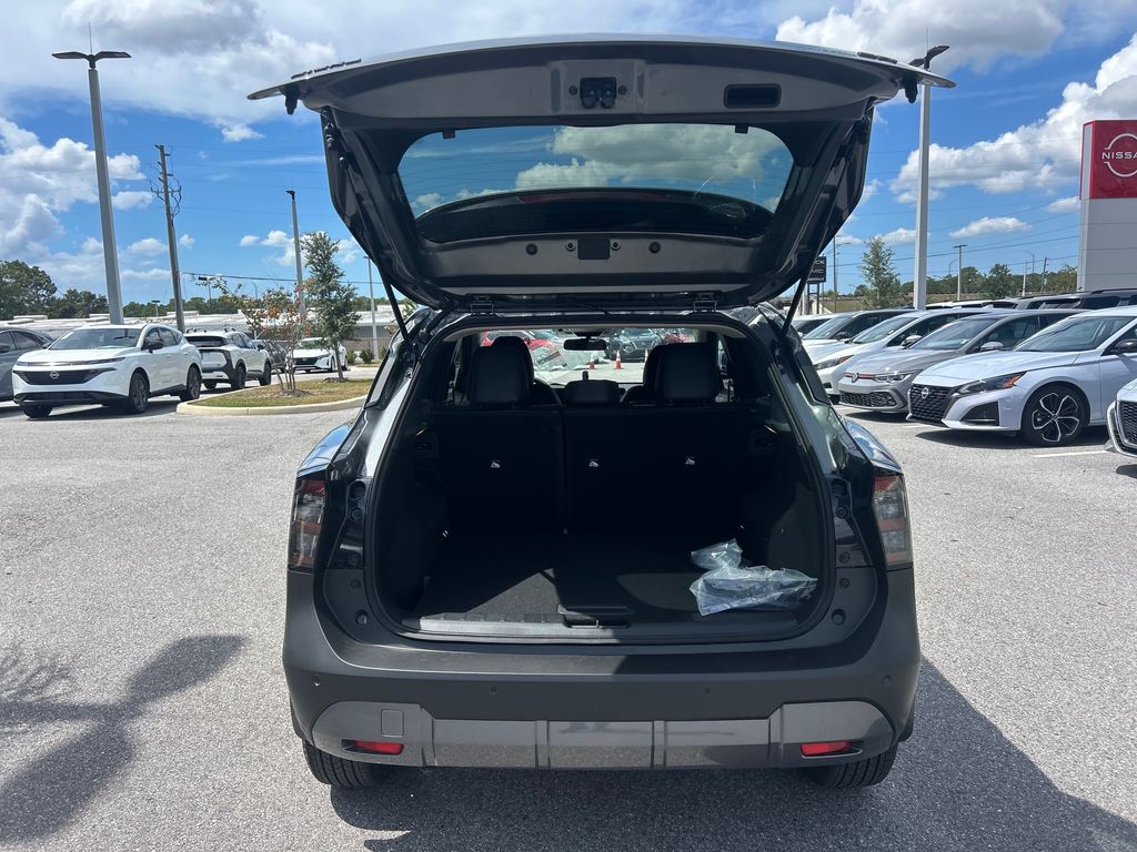 2026 Nissan Kicks SR photo 8