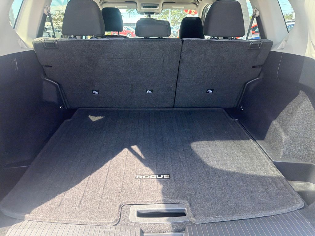 2021 Nissan Rogue SV photo 10