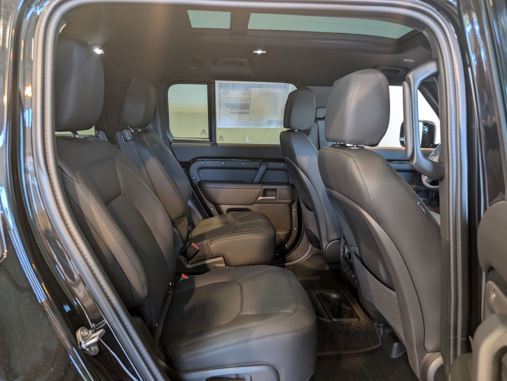 2025 Land Rover Defender 130 X-Dynamic SE photo 26