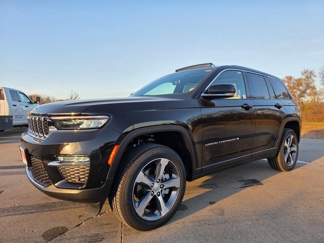 2025 Jeep Grand Cherokee Limited photo 3