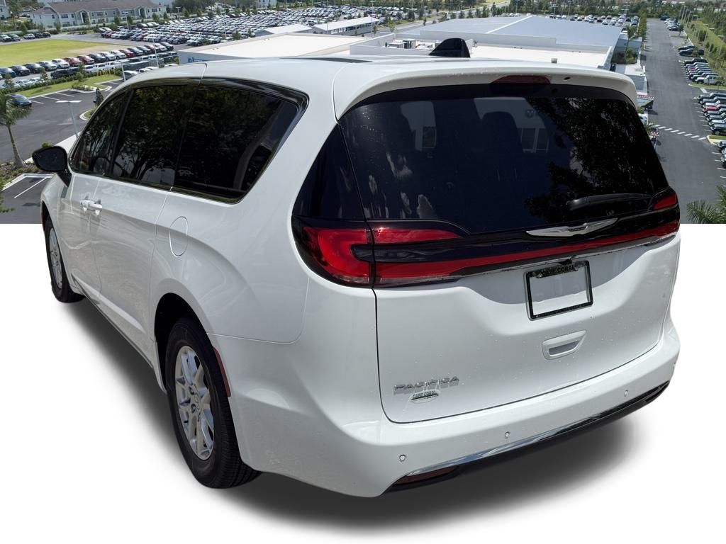 2026 Chrysler Pacifica photo 5