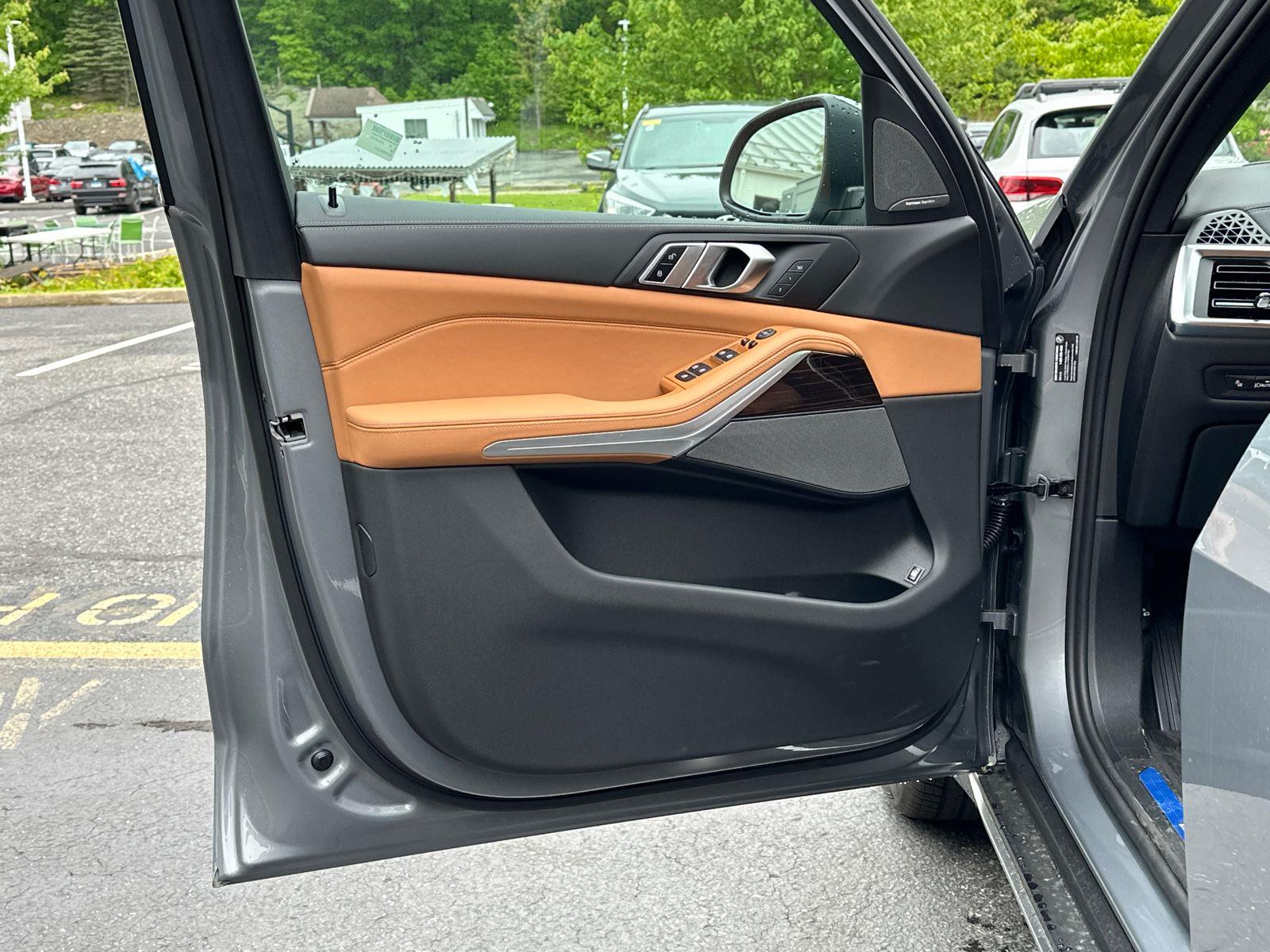 New 2025 Skyscraper Grey Metallic BMW xDrive50e image 1
