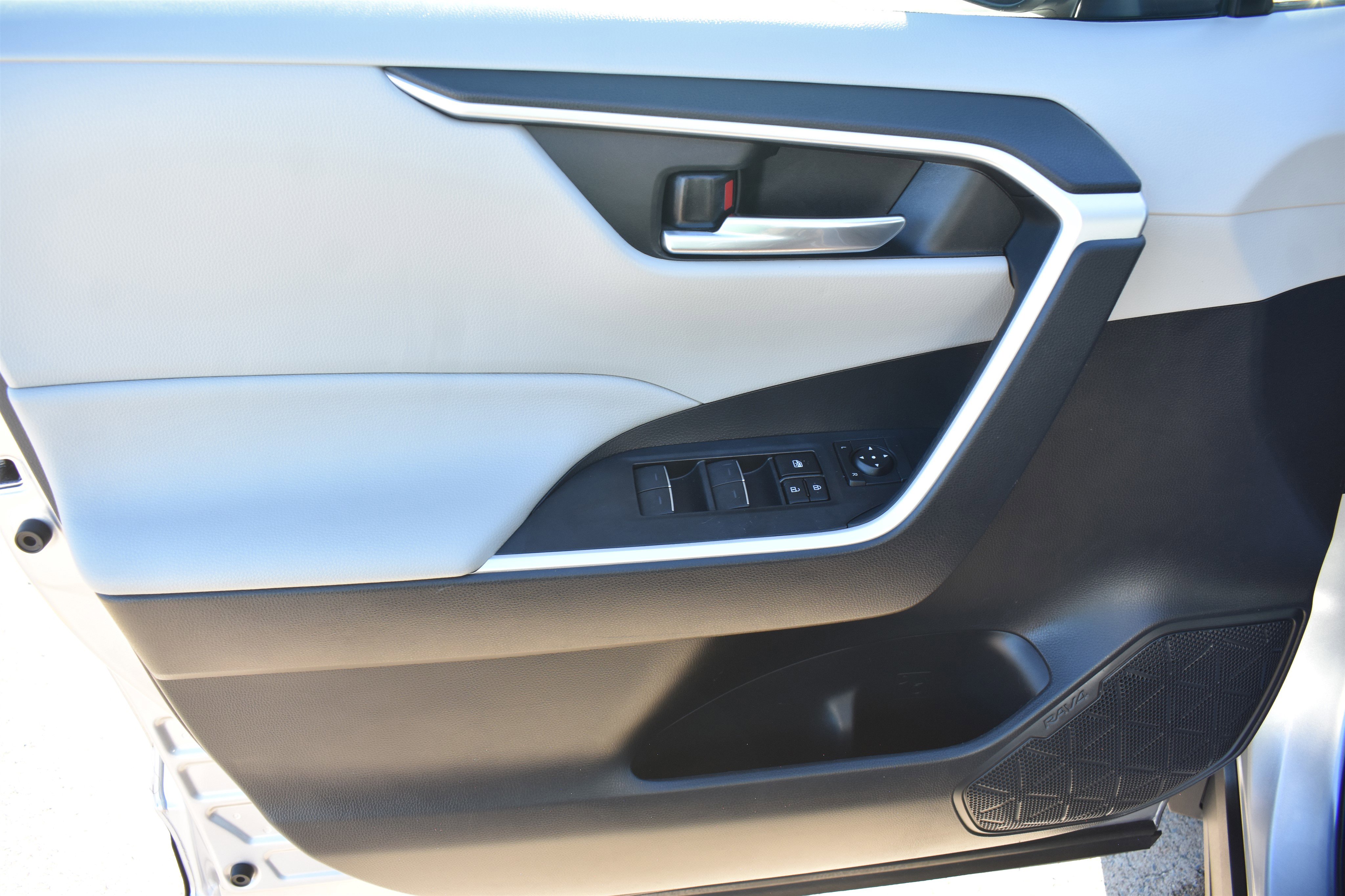2023 Toyota RAV4 XLE photo 5