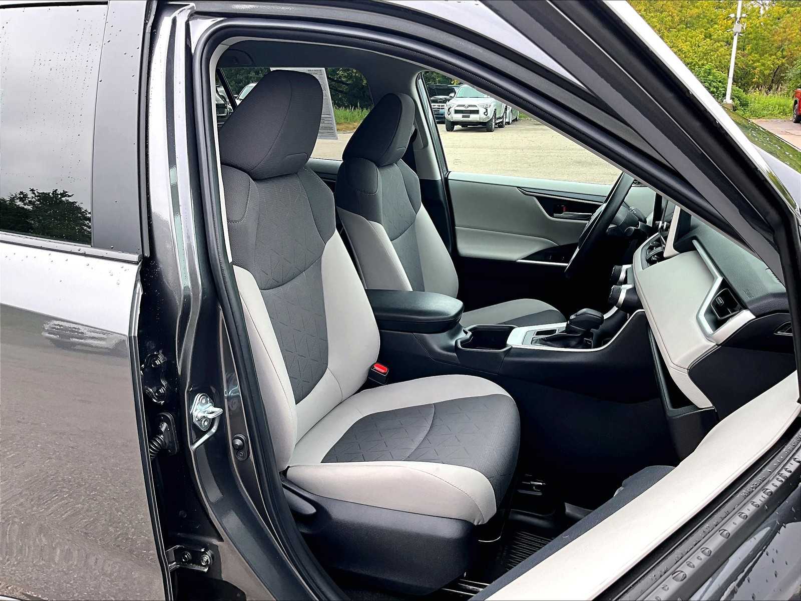 2025 Toyota RAV4 XLE photo 11