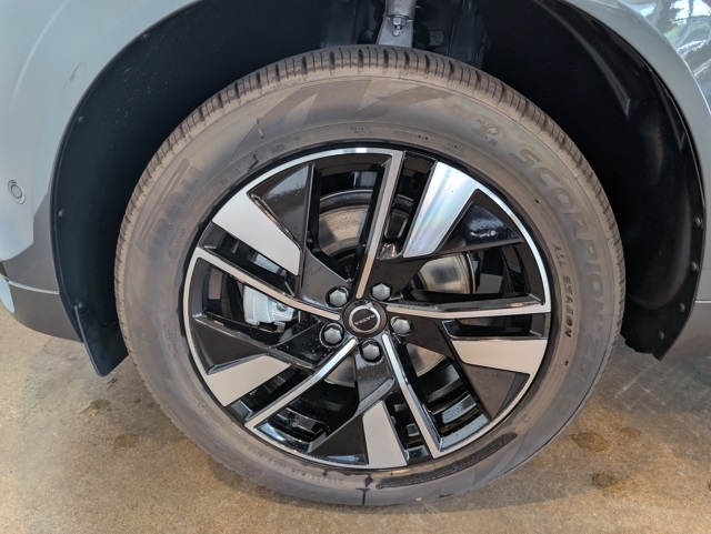2026 Volvo XC60 B5 Plus photo 6