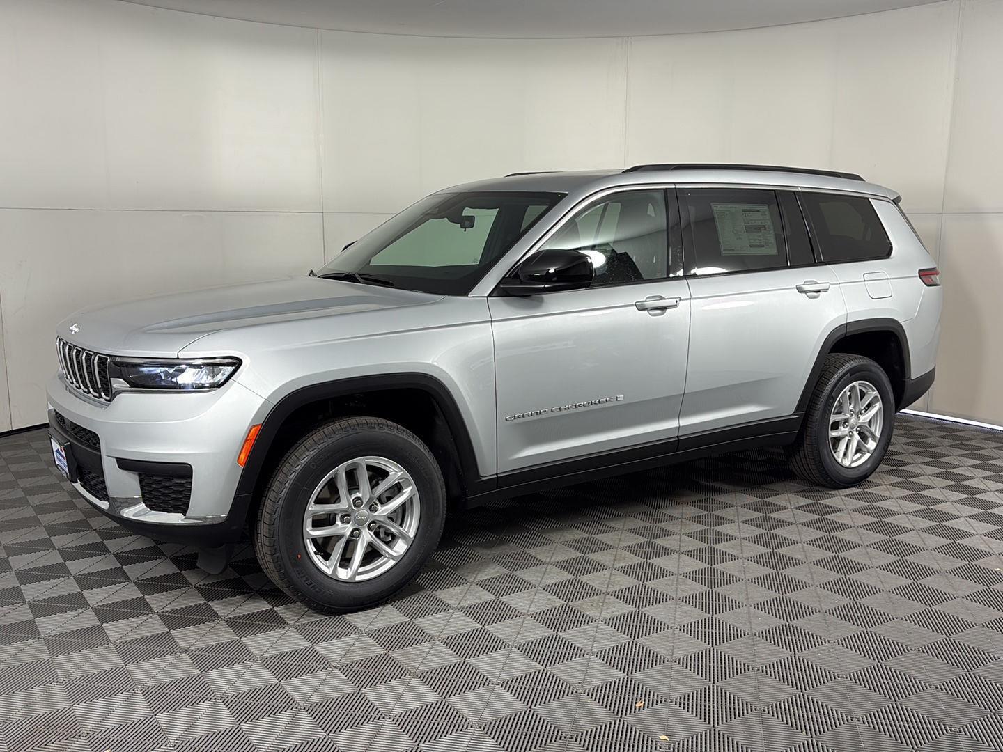 2025 Jeep Grand Cherokee L Laredo's photo