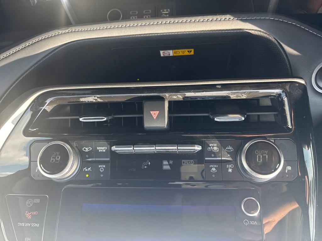 2024 Toyota Highlander LE photo 3
