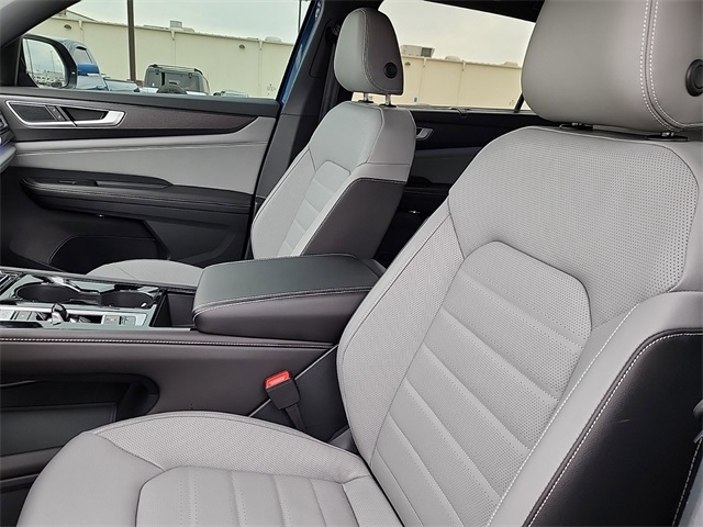 2025 Volkswagen Atlas Cross Sport SEL R-Line photo 11