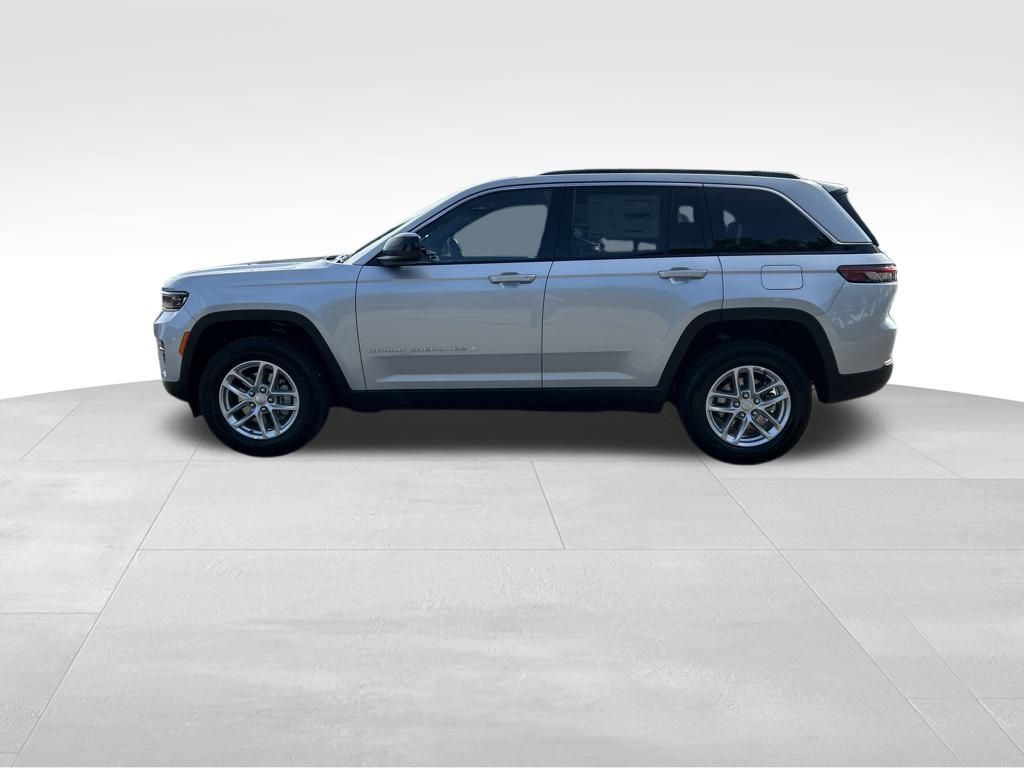 2025 Jeep Grand Cherokee Laredo Altitude photo 3