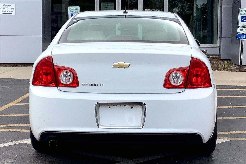 2010 Chevrolet Malibu 2LT photo 3