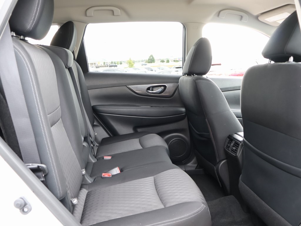 2019 Nissan Rogue SV photo 12
