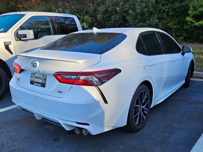 2022 Toyota Camry SE photo 4
