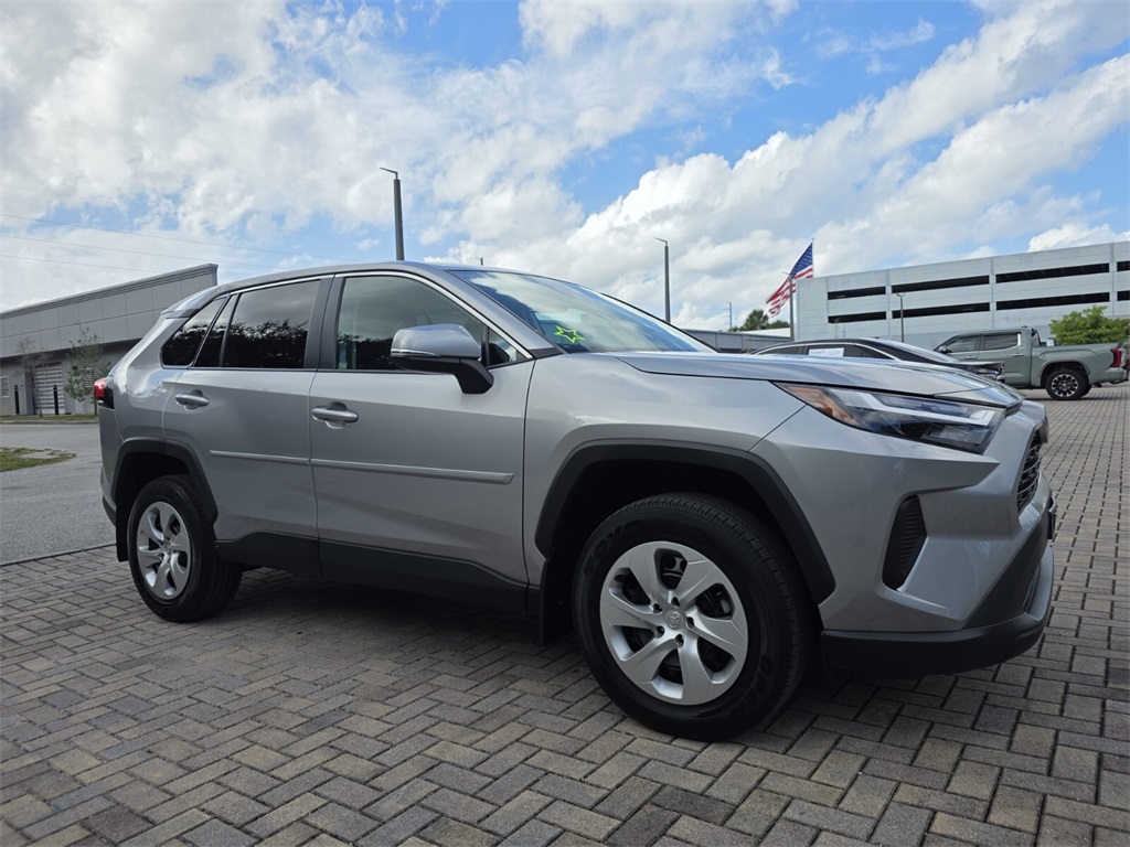 2023 Toyota RAV4 LE's photo