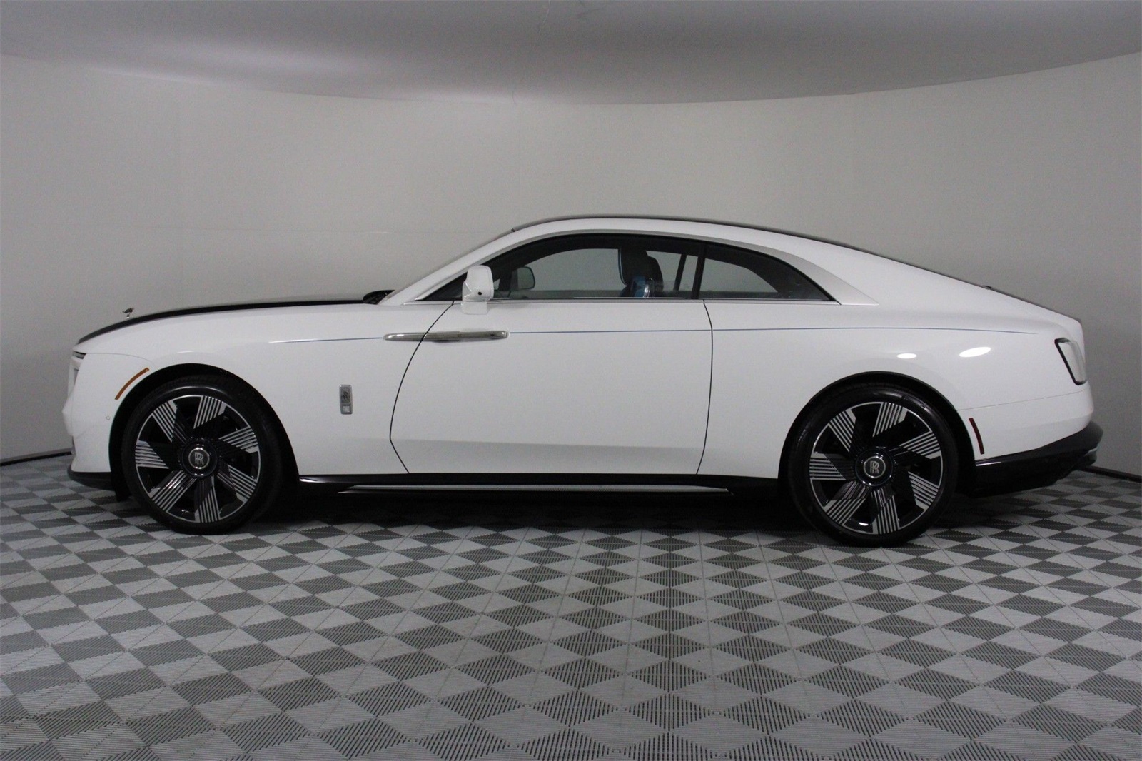 2025 Rolls Royce Spectre photo 2