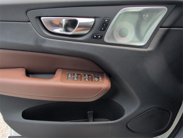 2023 Volvo XC60 B5 Ultimate photo 31