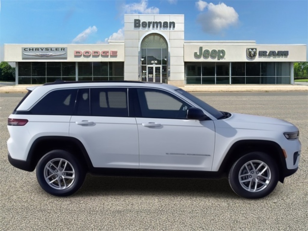 2025 Jeep Grand Cherokee Laredo photo 2