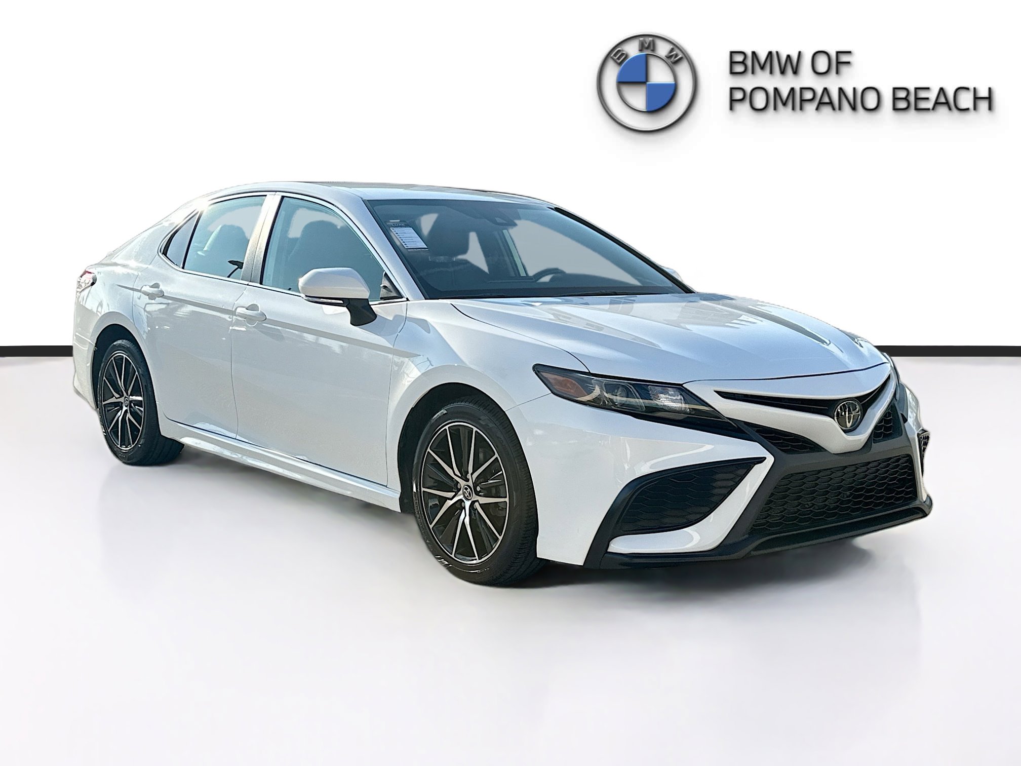 2023 Toyota Camry SE's photo
