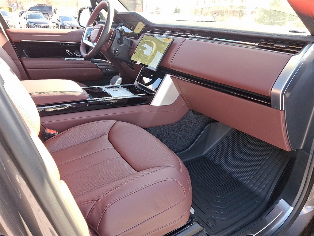 2025 Land Rover Range Rover SE photo 4