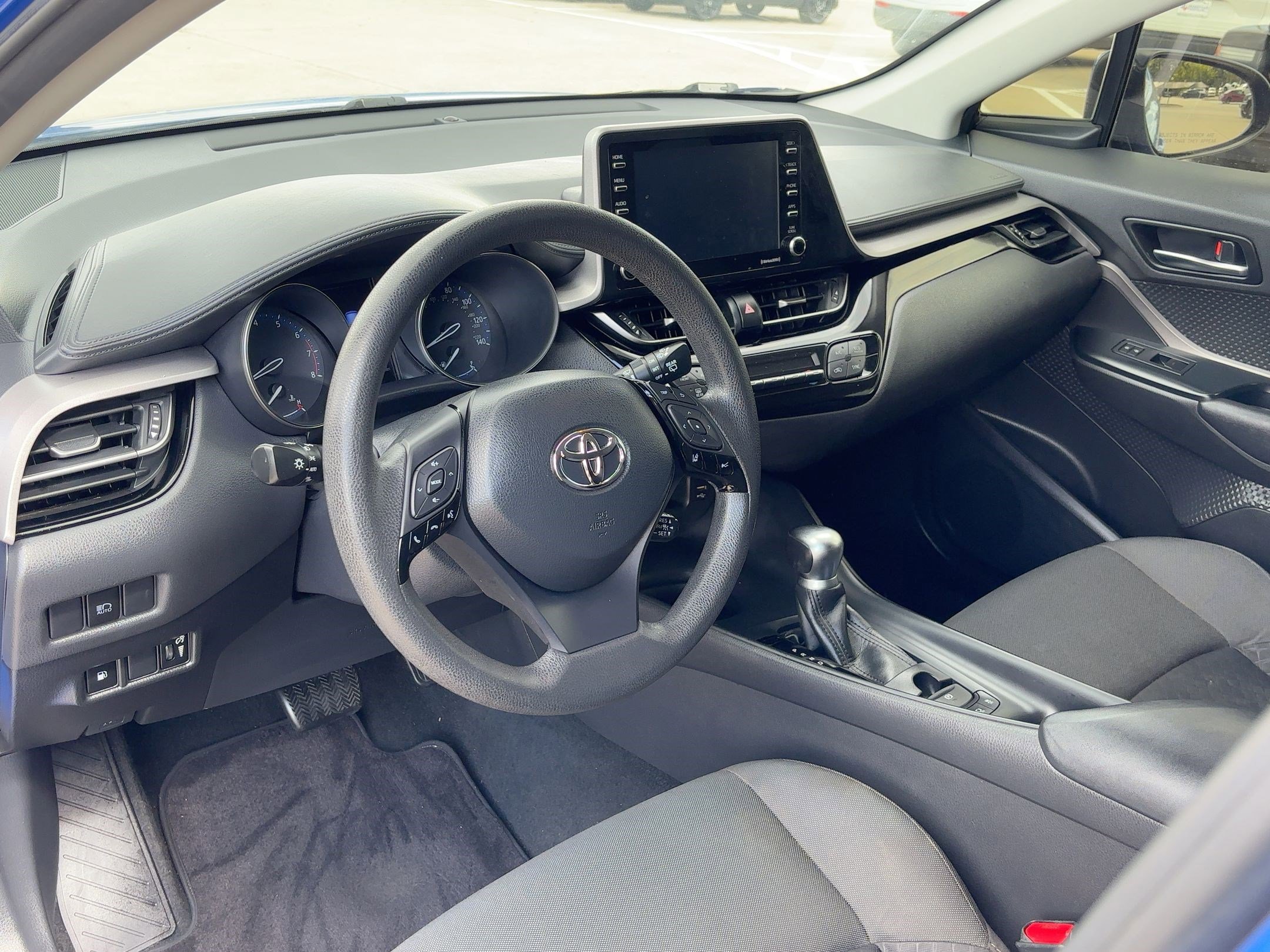 2020 Toyota C-HR LE photo 3