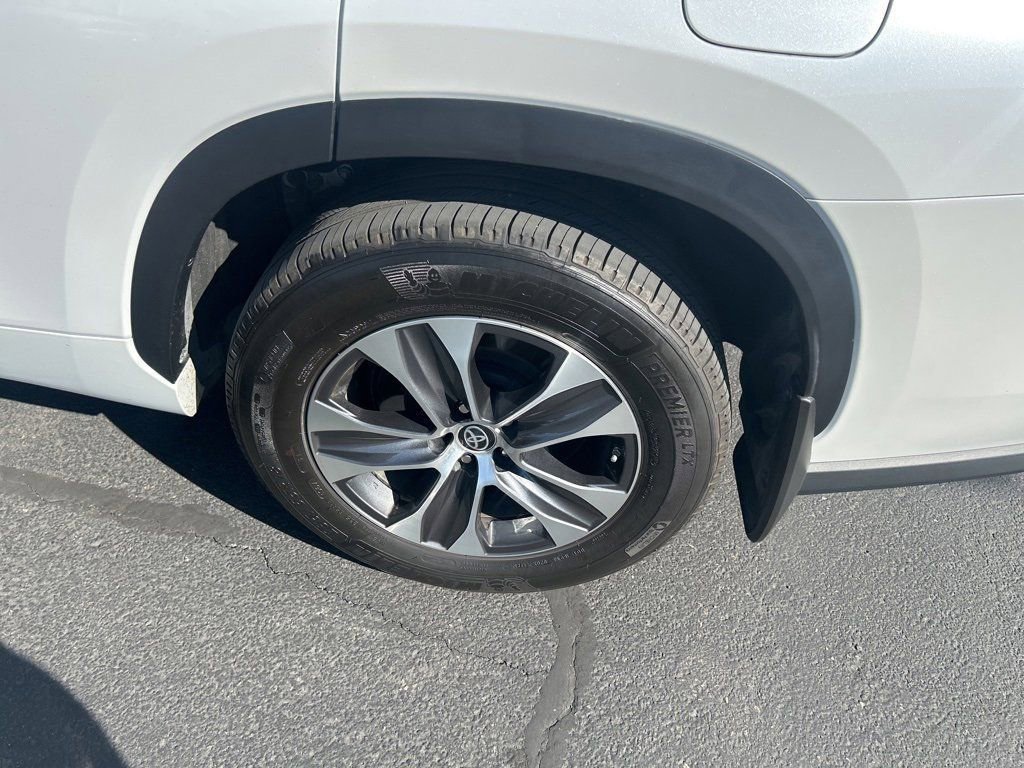 2024 Toyota Highlander XLE photo 13