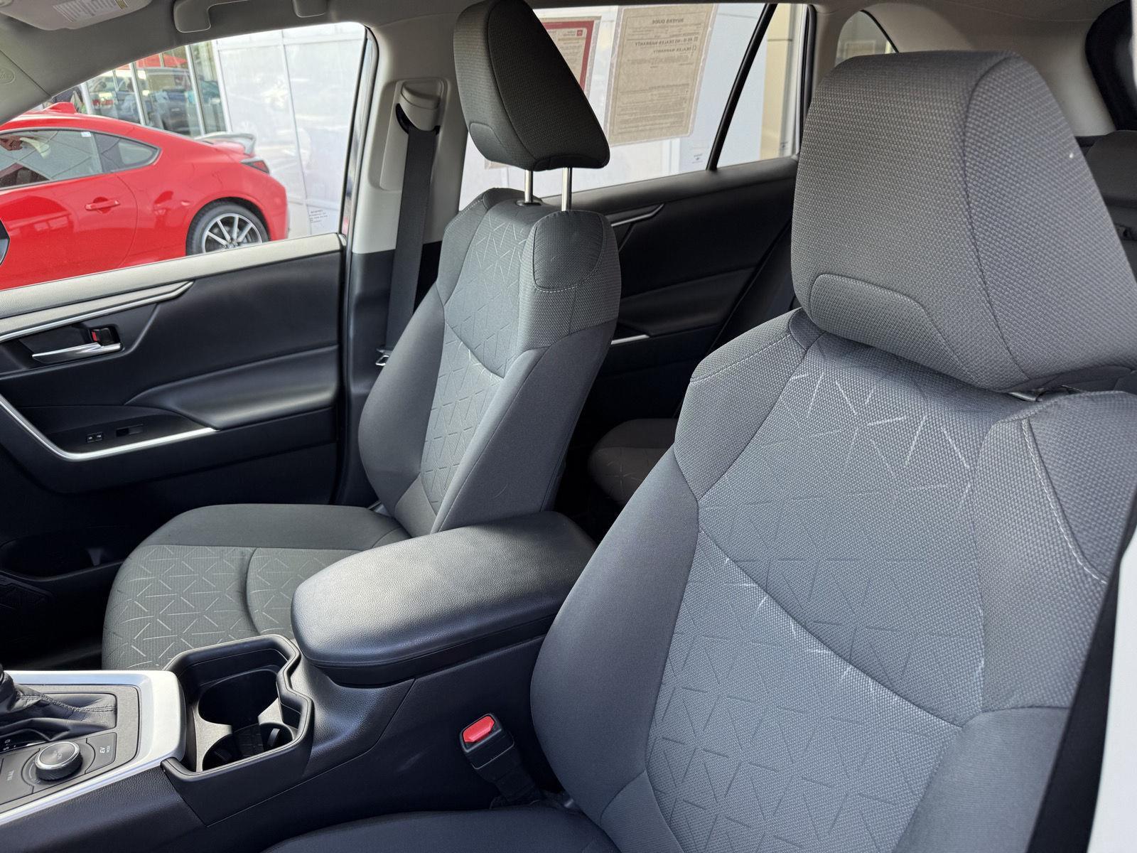 2021 Toyota RAV4 Hybrid XLE photo 16