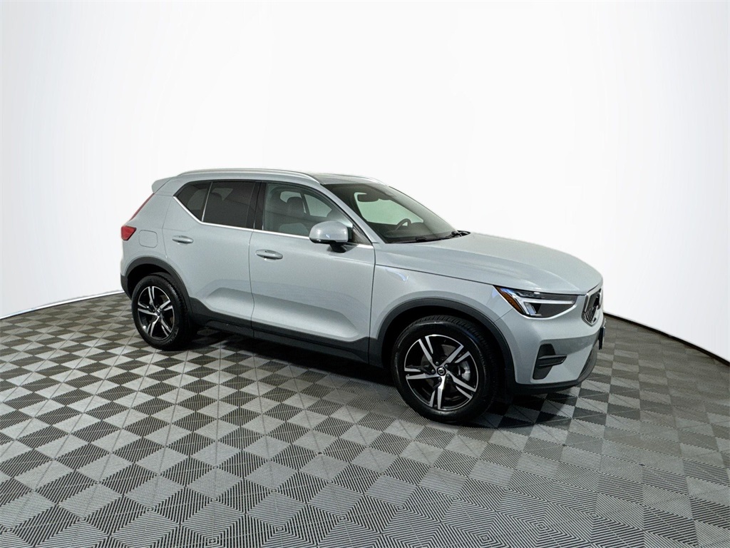 2025 Volvo XC40 Core photo 4