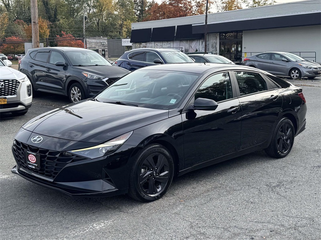 2023 Hyundai Elantra SEL photo 2
