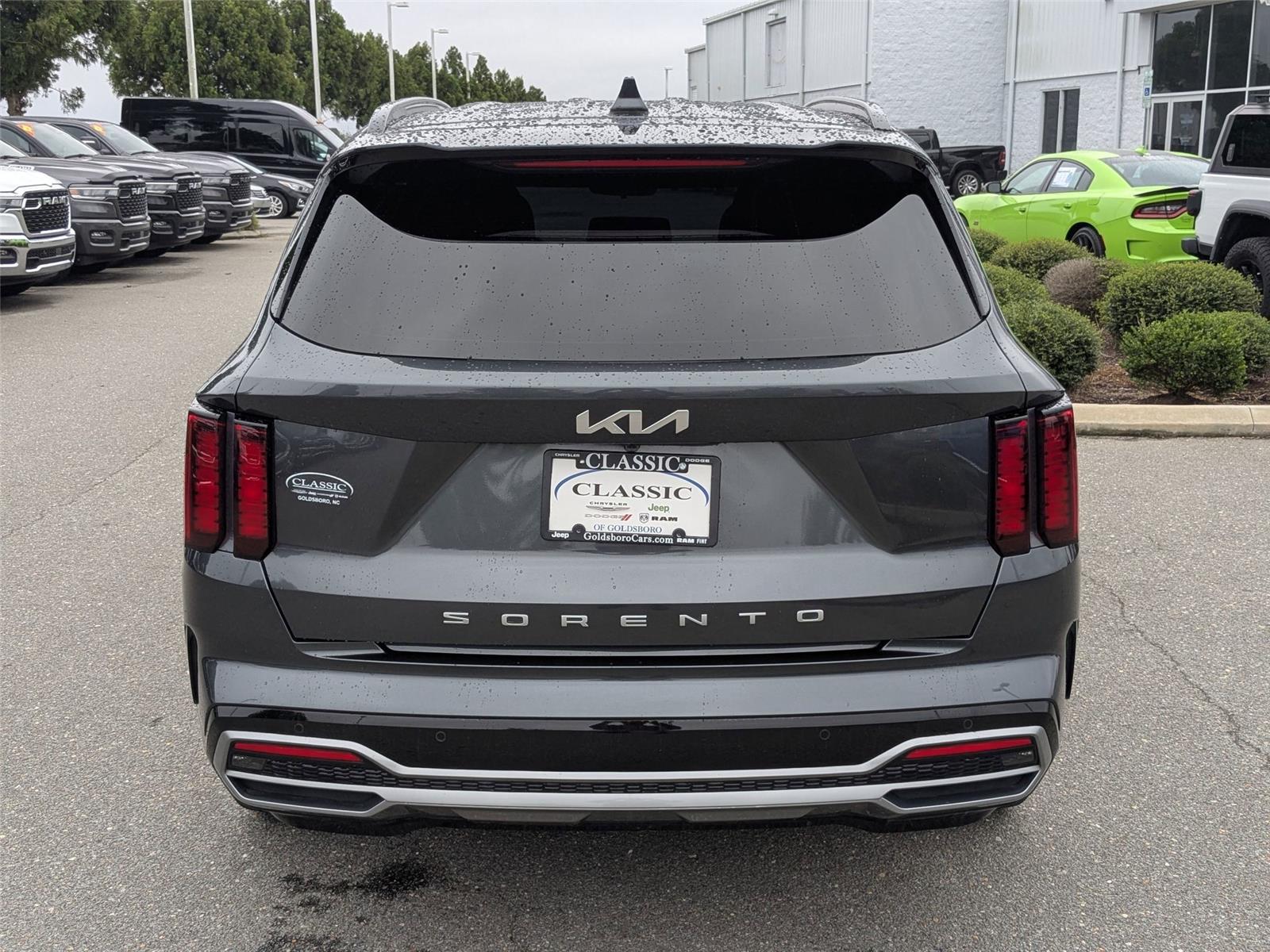 2022 Kia Sorento S photo 2