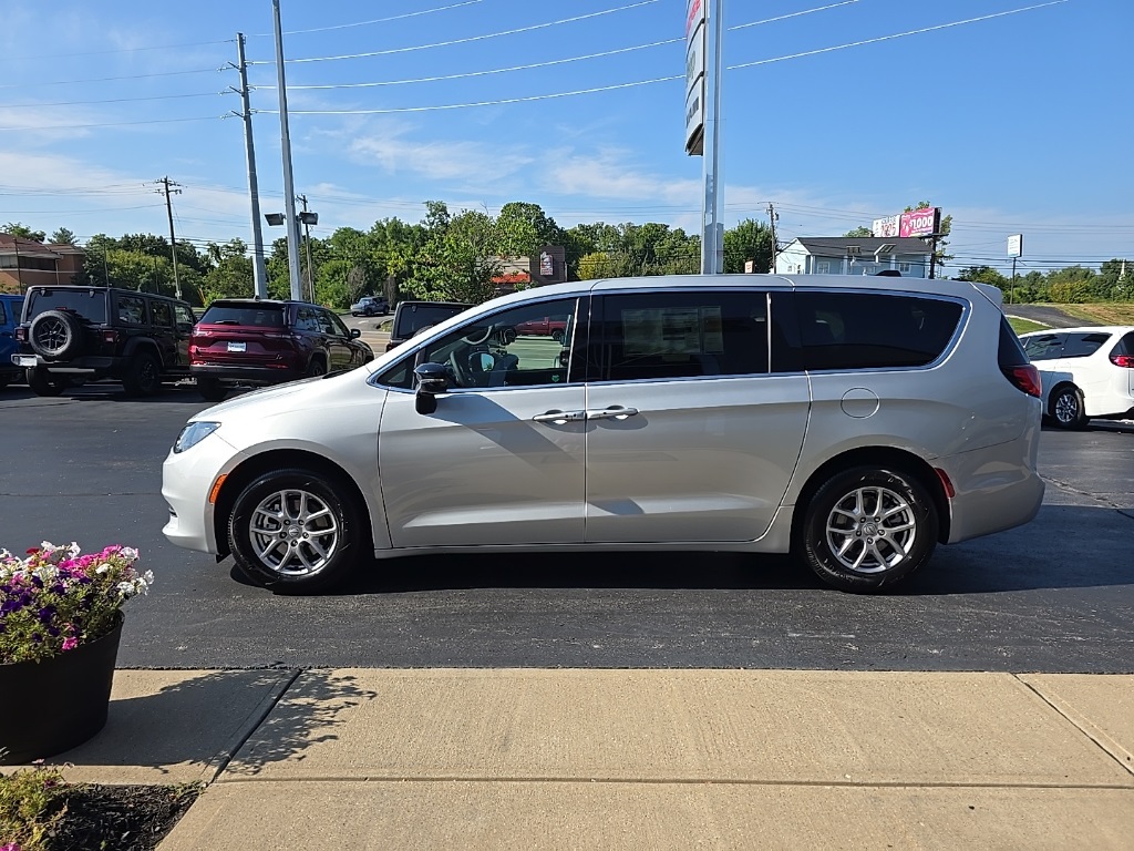 2026 Chrysler Voyager LX photo 4