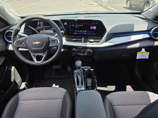 2025 Chevrolet Trax LT photo 2