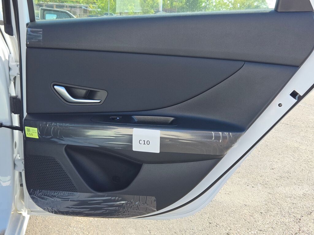 2025 Hyundai Elantra SEL Convenience photo 11