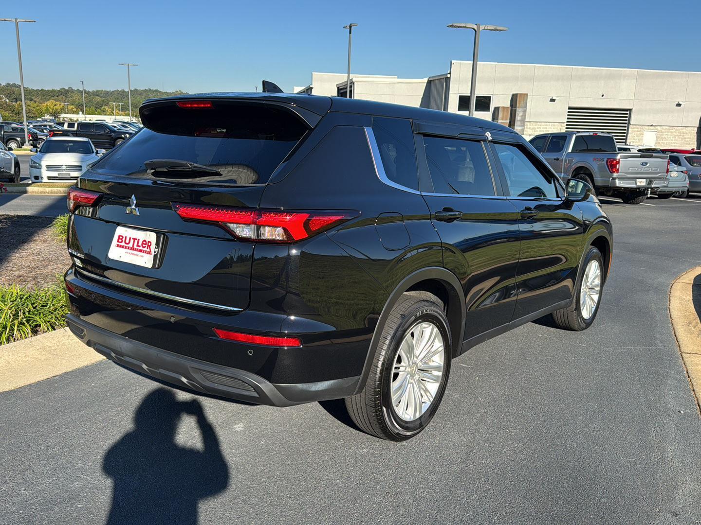 2024 Mitsubishi Outlander ES photo 4