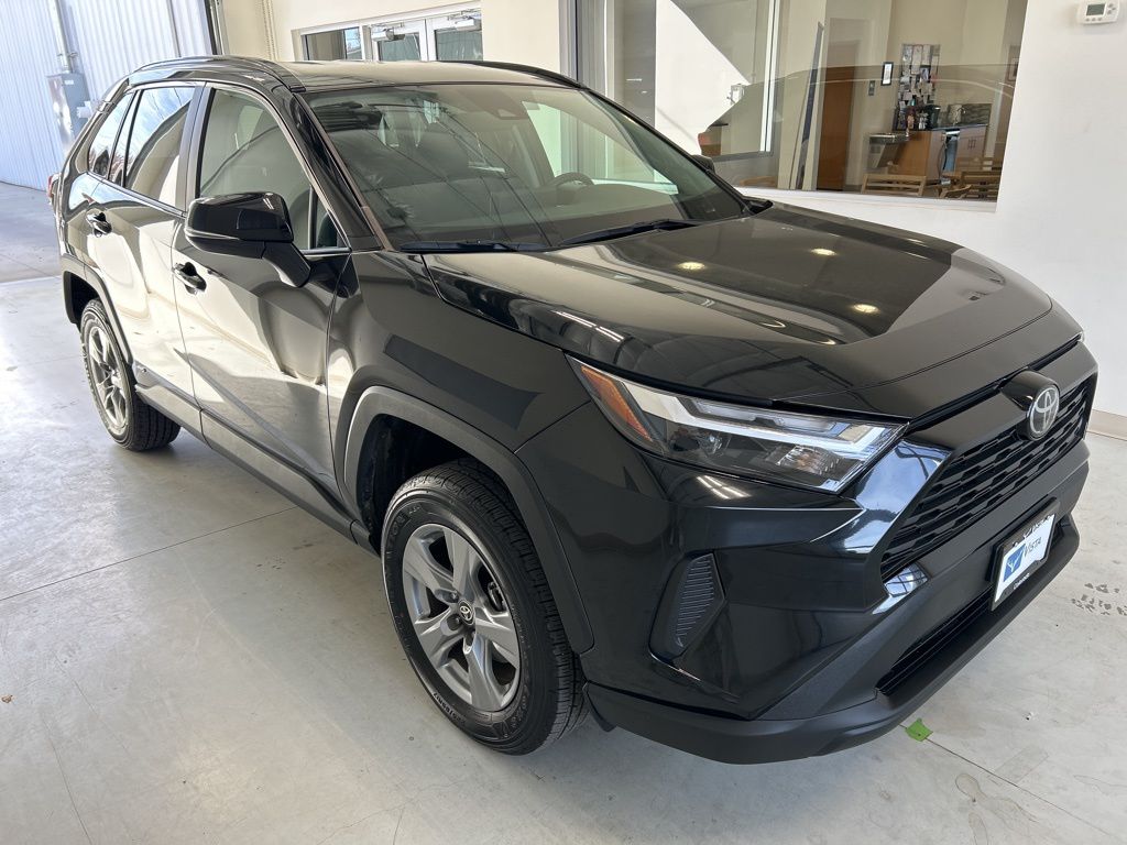2025 Toyota RAV4 XLE's photo