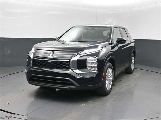 2025 Mitsubishi Outlander ES's photo