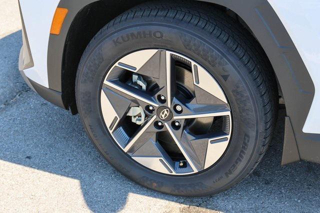 New 2025 White Hyundai SEL Convenience FWD image 5