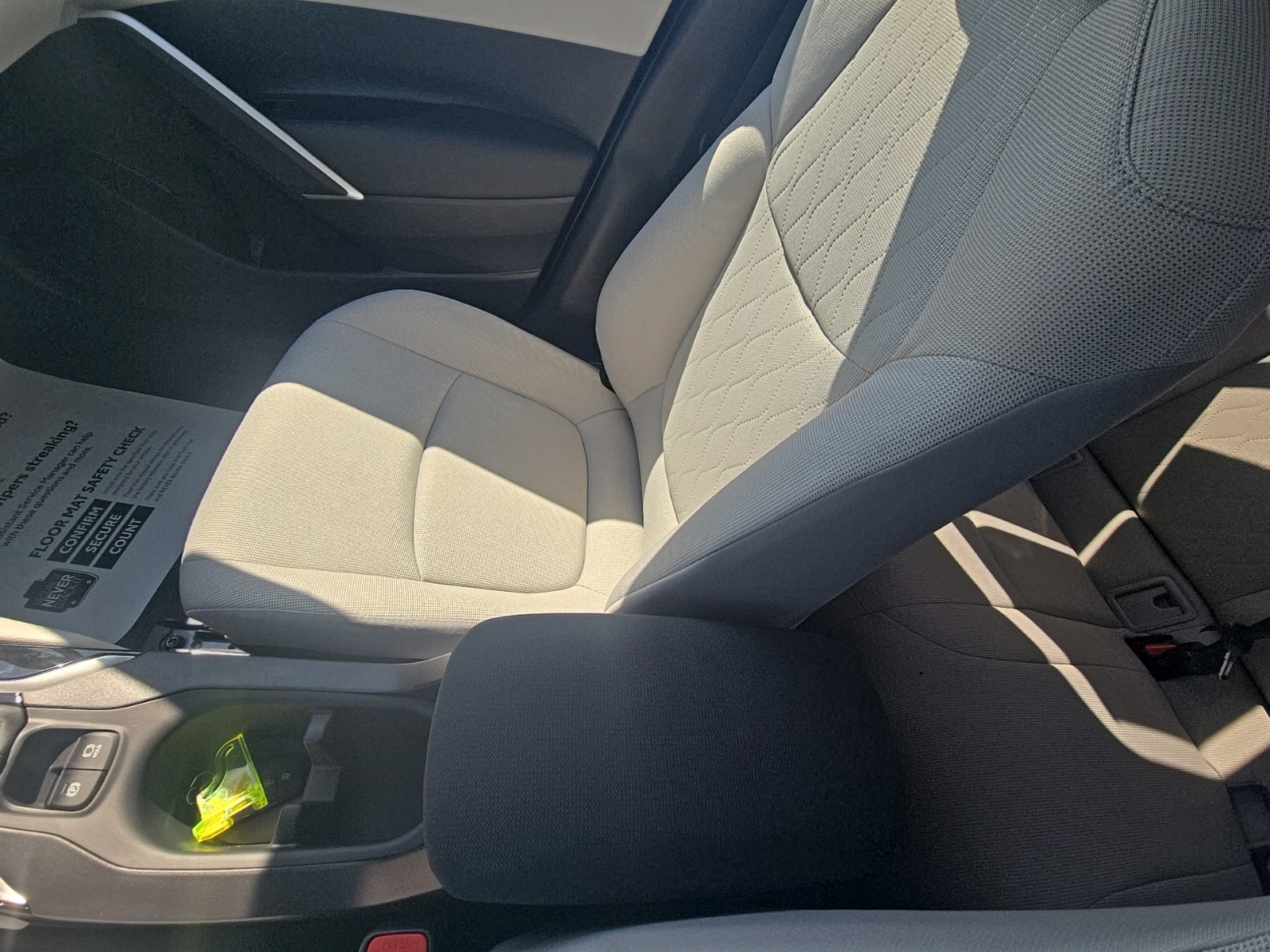 2025 Toyota Corolla Cross LE photo 21