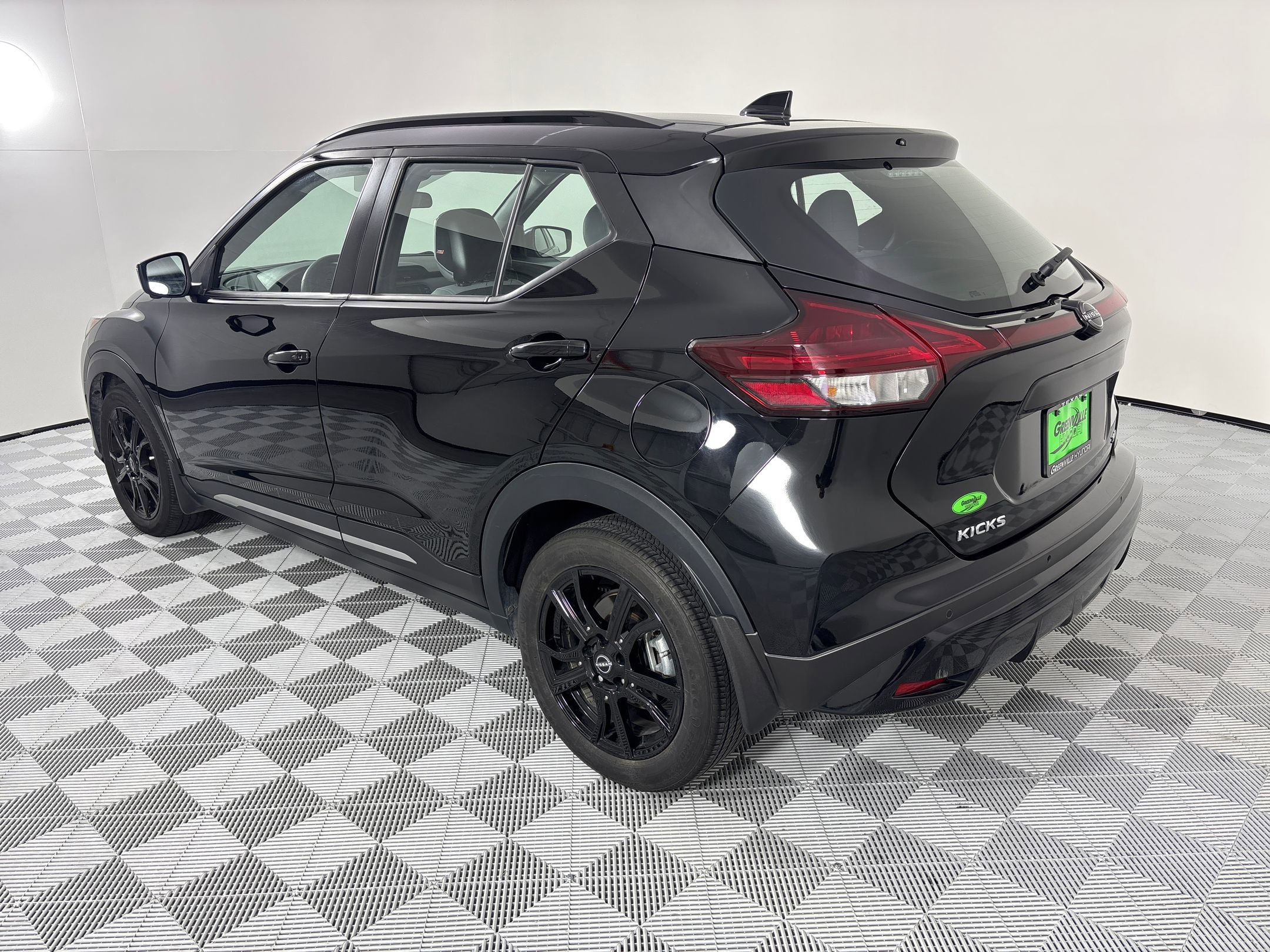 2023 Nissan Kicks SR photo 2