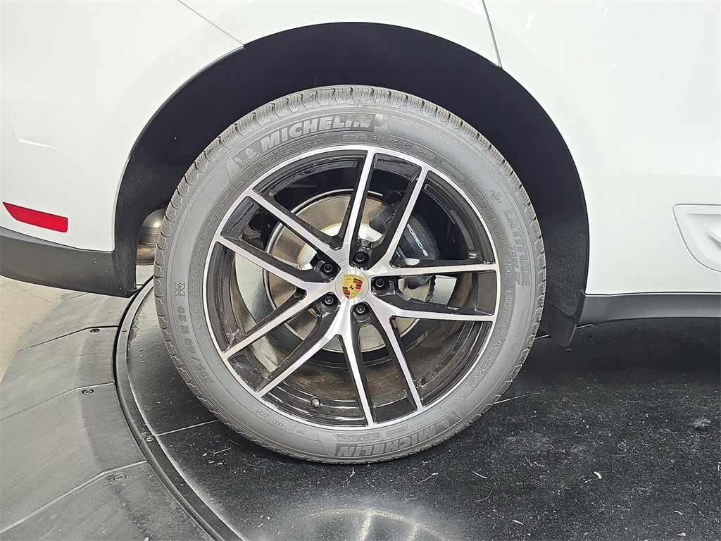2026 Porsche Macan T photo 27